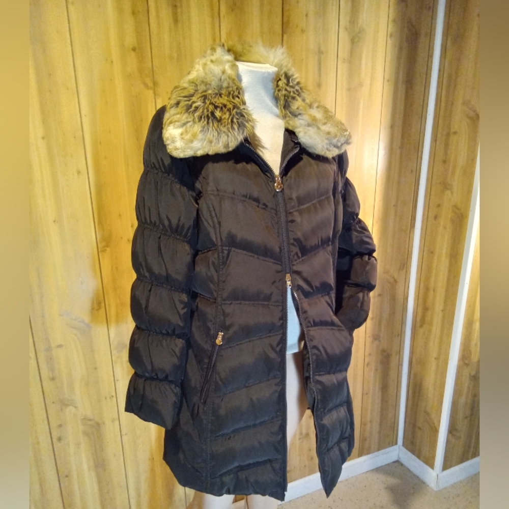 Large winter coat w feather filling n removal fake fur collar